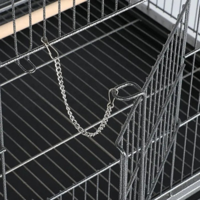 Cage à oiseaux sur roulettes facile à déplacer. Cage à oiseaux sur roulettes facile à déplacer.